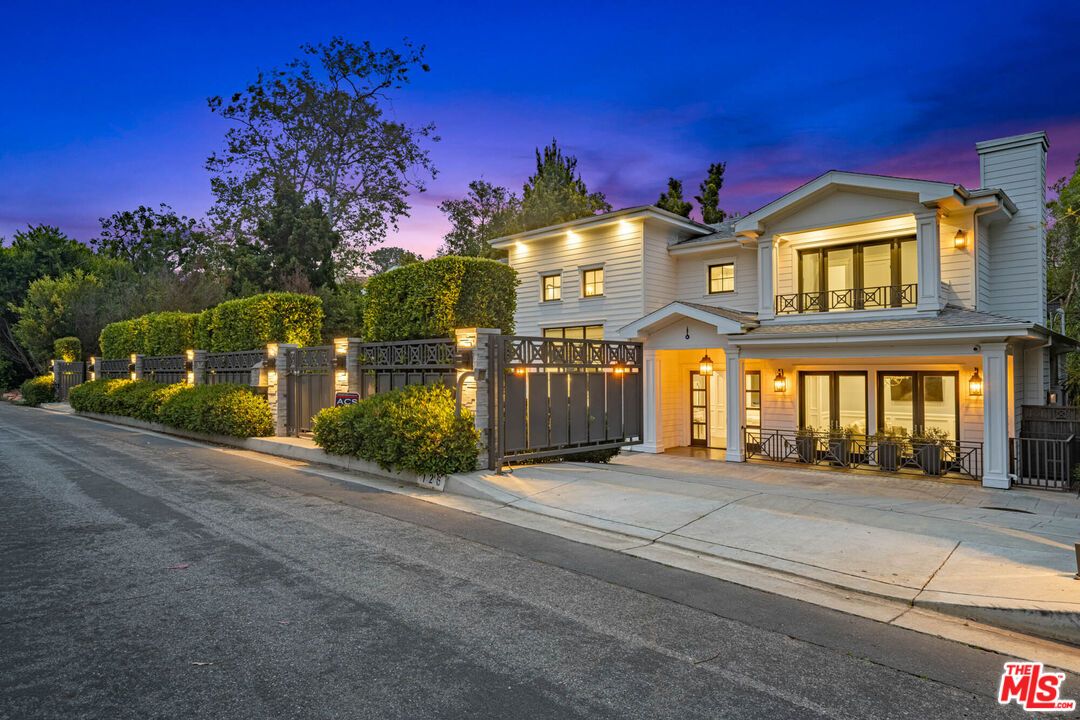 Attached, Exterior, Facade, Farmhouse