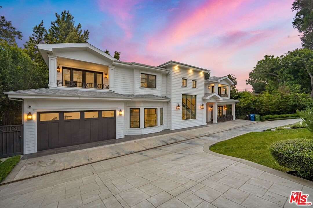 Attached, Exterior, Facade, Farmhouse