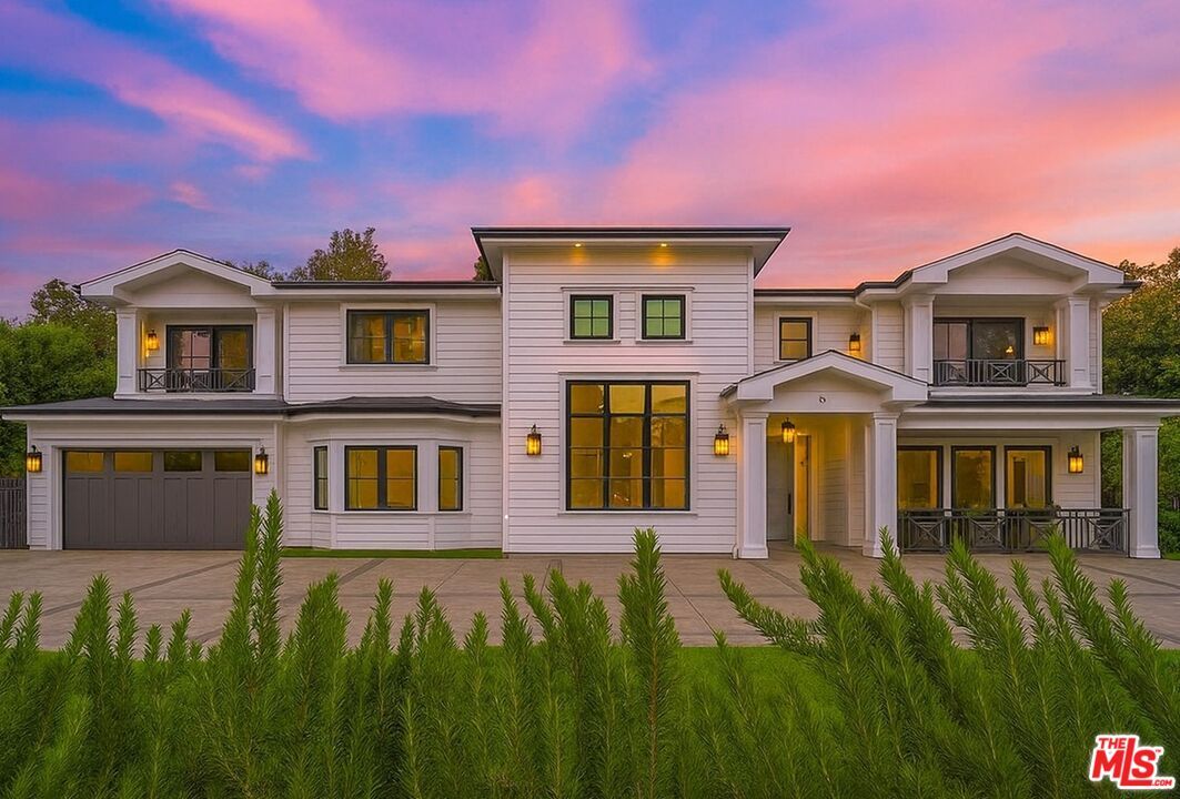 Attached, Exterior, Facade, Farmhouse