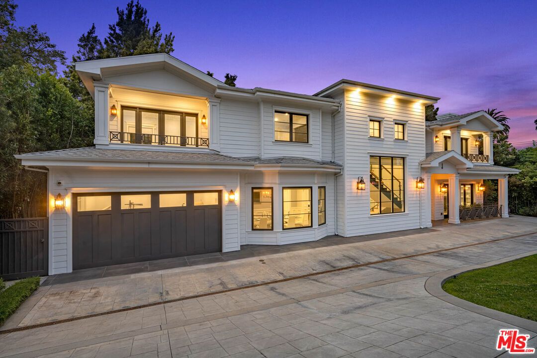 Attached, Exterior, Facade, Farmhouse