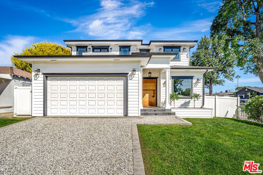 Attached, Exterior, Facade, Modern