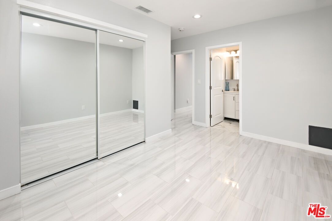 Empty room, Interior, Recessed Lighting, Washer
