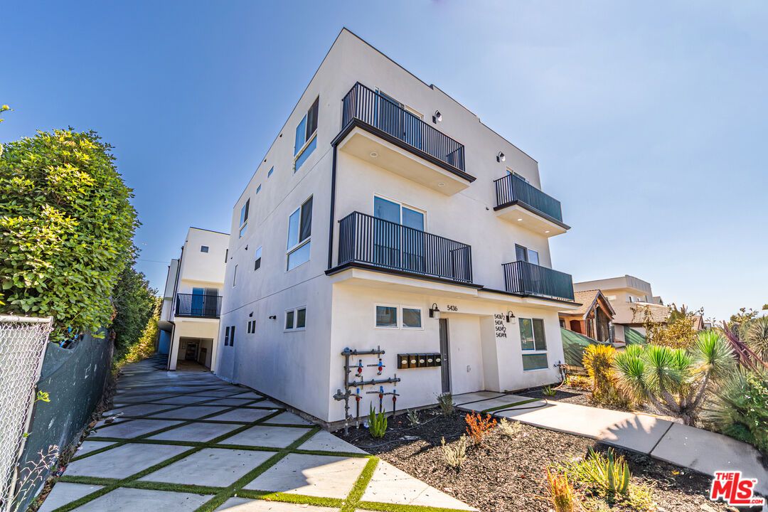 Exterior, Facade, Modern