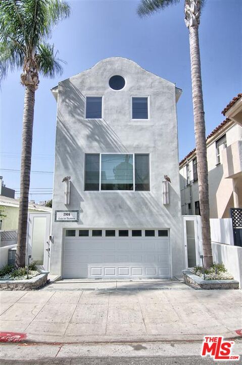 Attached, Exterior, Facade, Mediterranean