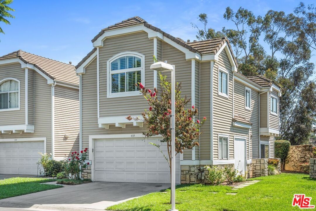 Attached, Exterior, Facade, Rowhouse