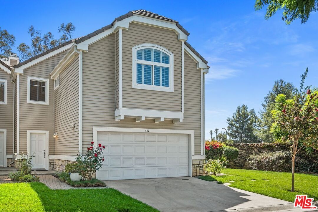 Attached, Exterior, Facade, Rowhouse