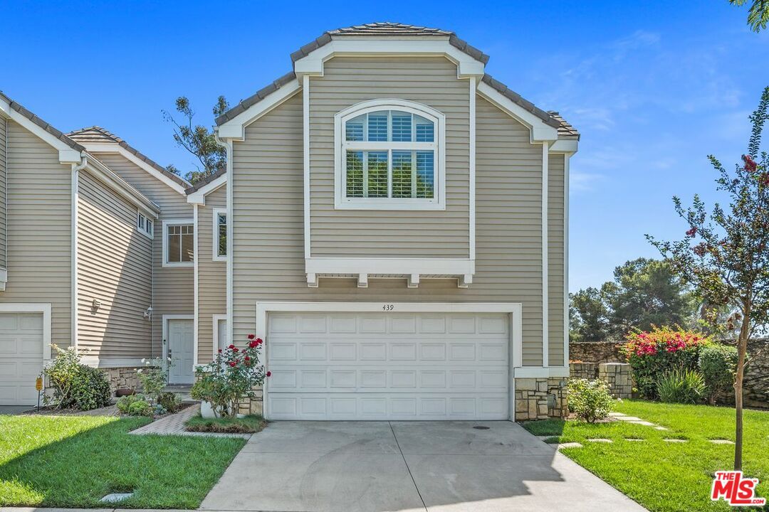 Attached, Exterior, Facade, Rowhouse