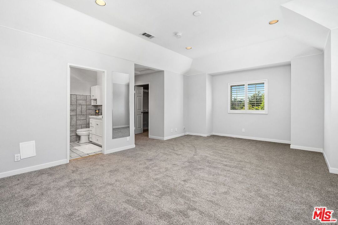 Bathroom, Empty room, Interior, Recessed Lighting