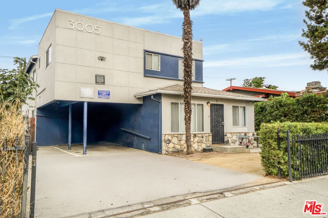 Exterior, Facade, None