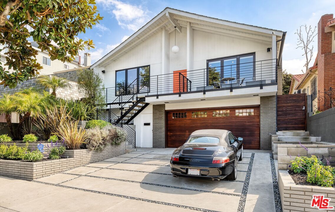 Attached, Exterior, Facade, Brick Facade, Modern