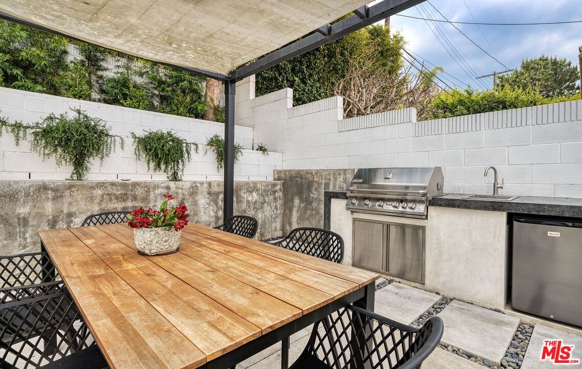 Exterior, Outdoor Kitchen