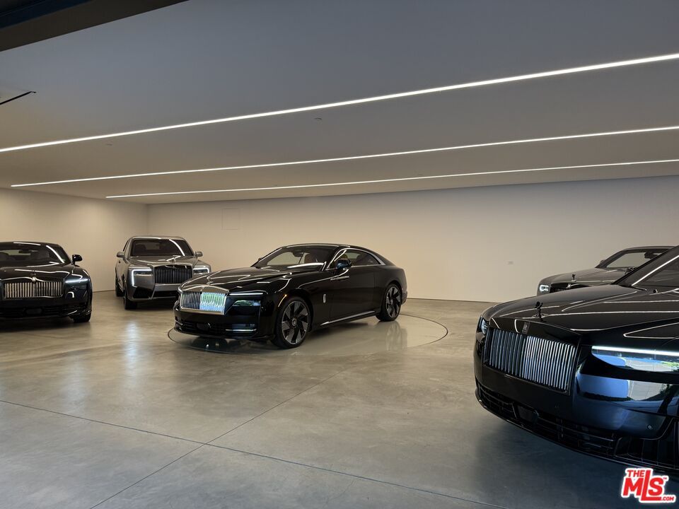 Garage, Interior
