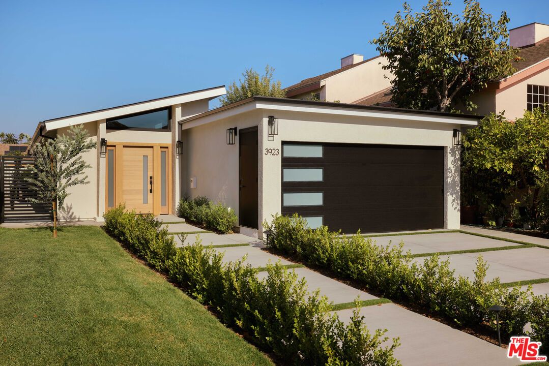 Attached, Exterior, Facade, Modern