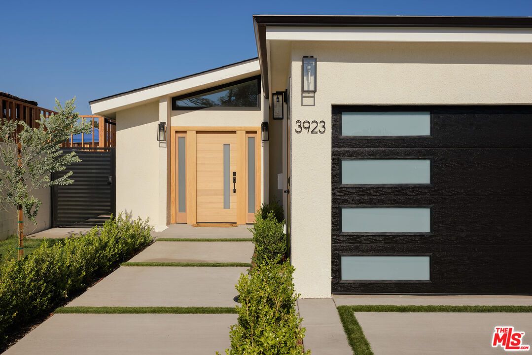 Exterior, Facade, Modern