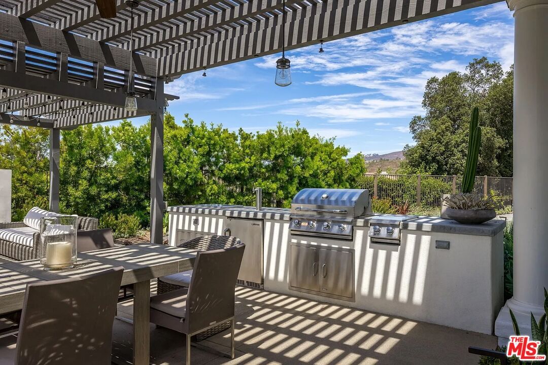 Exterior, Outdoor Kitchen