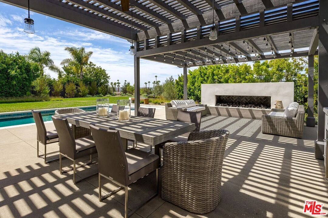 Exterior, Fireplace, Pool