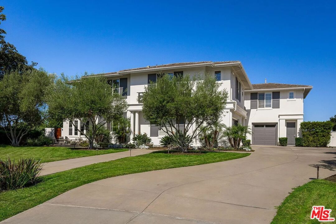 Attached, Exterior, Facade, Mediterranean