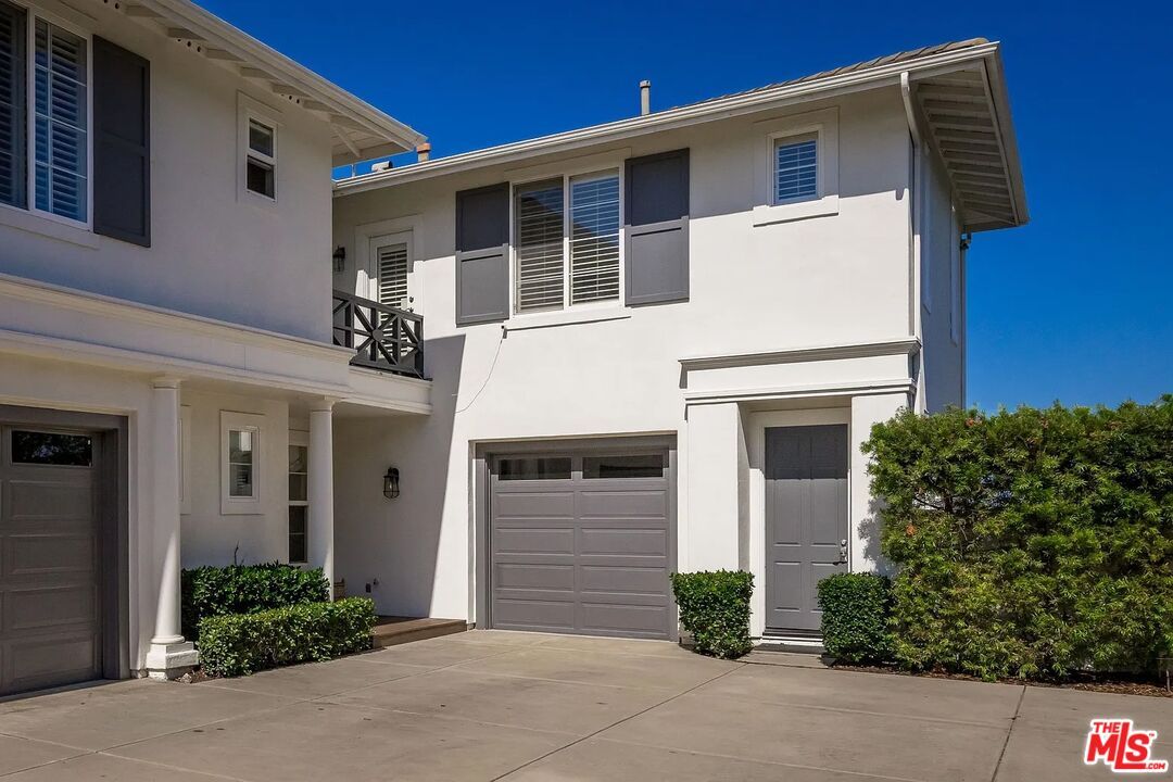 Attached, Exterior, Facade, Modern