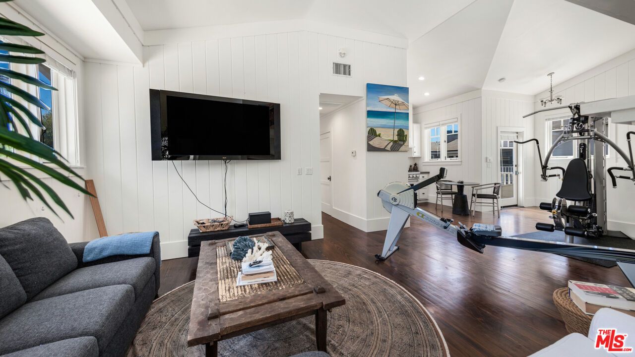 Fitness Equipment, Interior, Living room, Recessed Lighting, Wood Texture Flooring