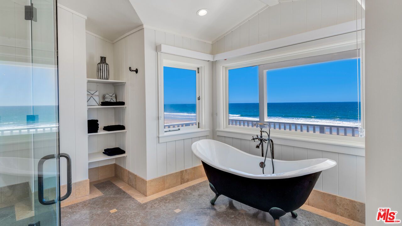 Bathroom, Free Standing Baths, Interior, Recessed Lighting, Water