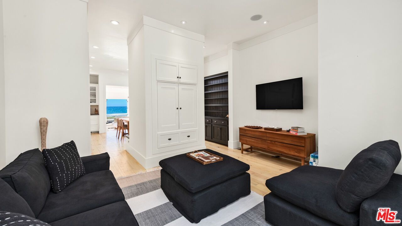 Interior, Living room, Recessed Lighting, Water, Wood Texture Flooring