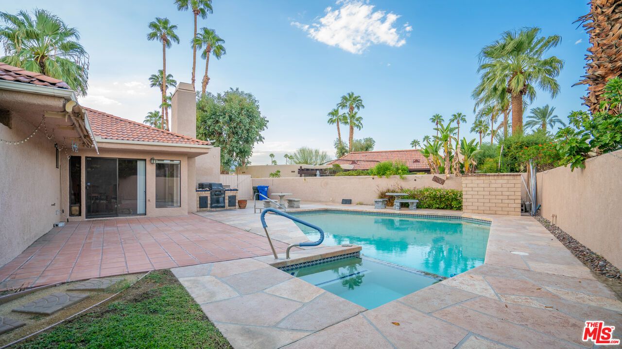 Exterior, Pool