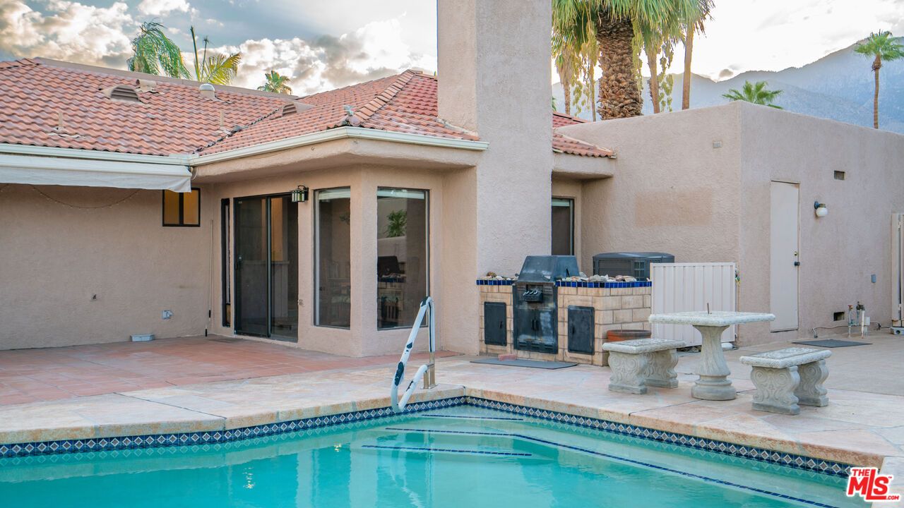 Exterior, Pool