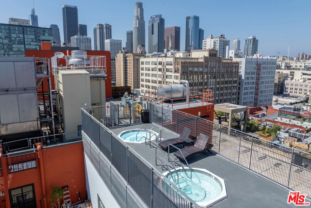 Exterior, Pool, Other, Skyline