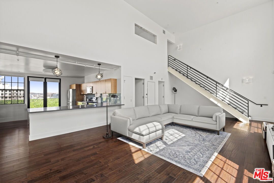 Interior, Kitchen, Living room, Pendant Lights, Wood Texture Flooring
