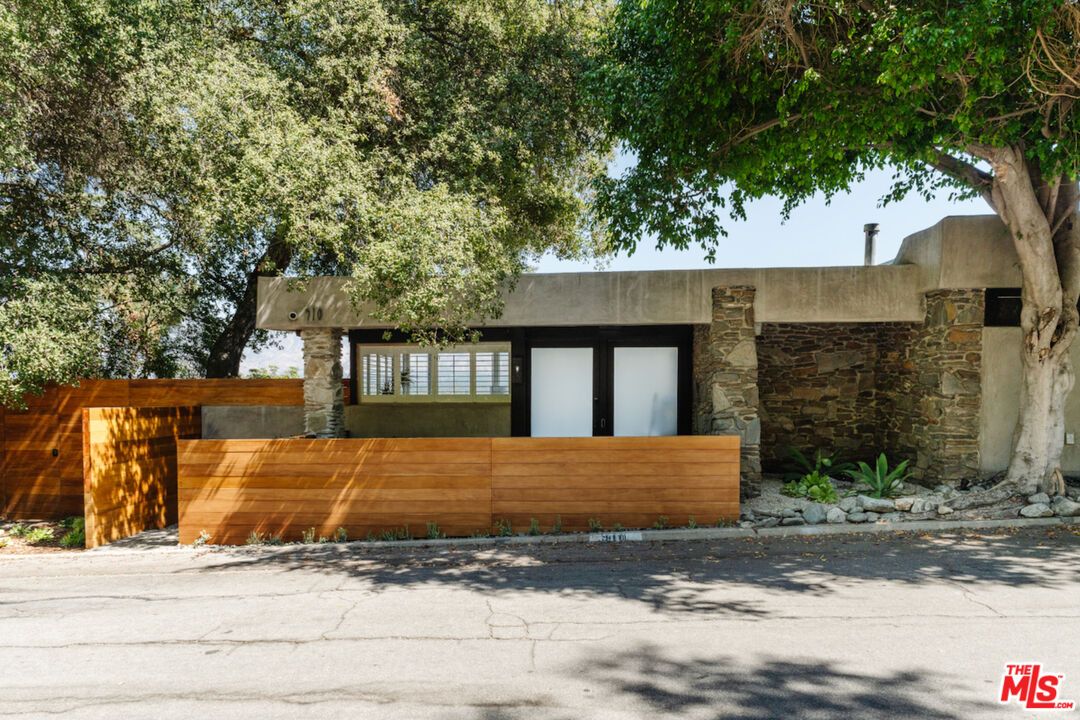 Exterior, Facade, Modern