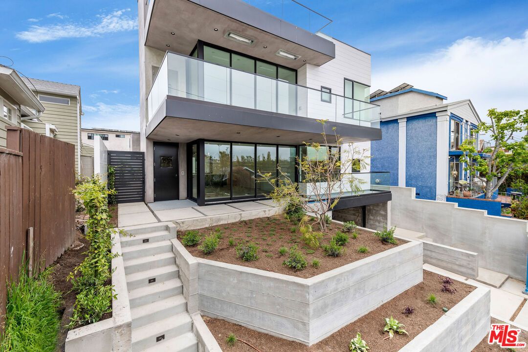 Exterior, Facade, Modern