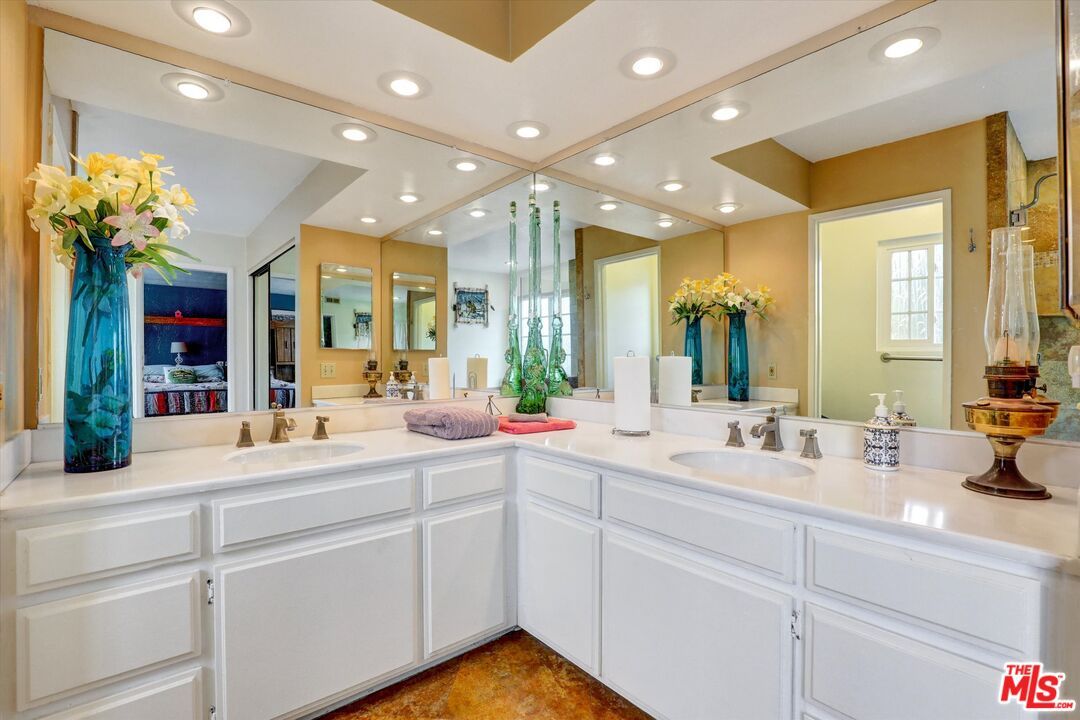 Bathroom, Dual Sink Vanities, Interior, Recessed Lighting