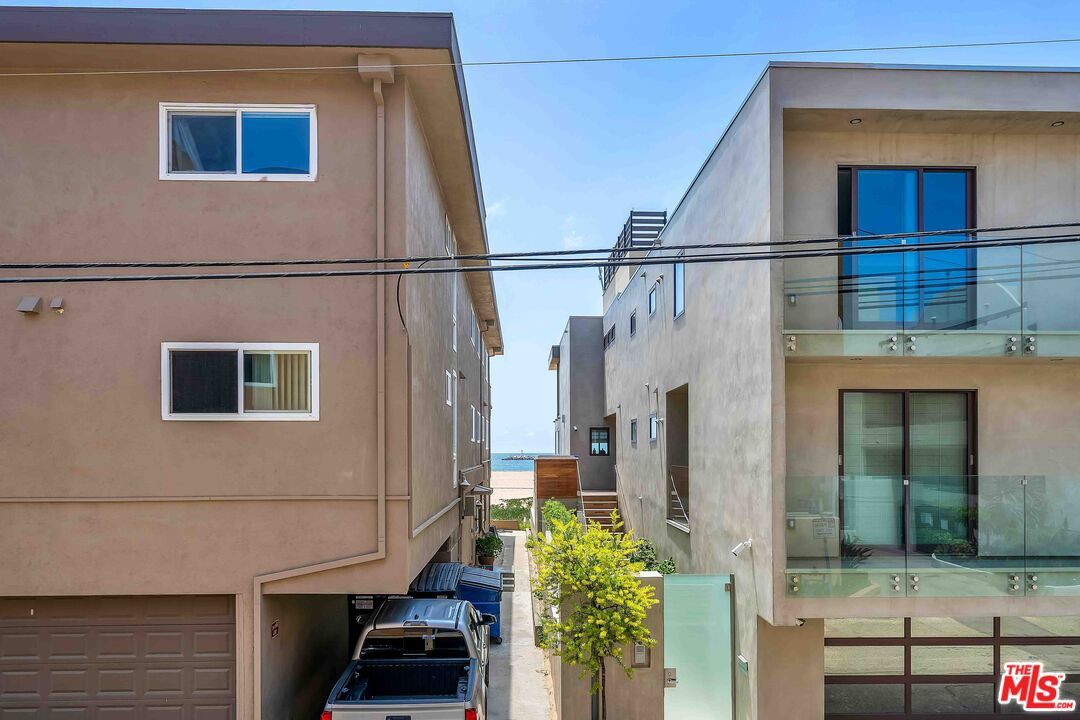 Attached, Exterior, Facade, Rowhouse