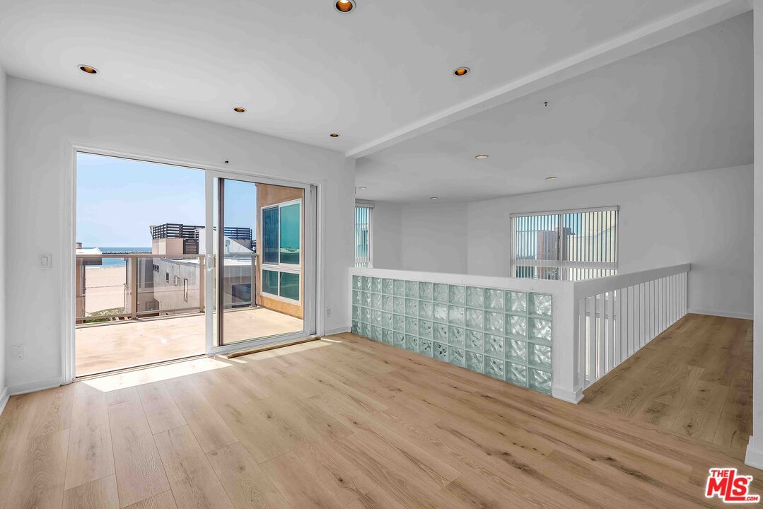 Empty room, Interior, Recessed Lighting, Water, Wood Texture Flooring