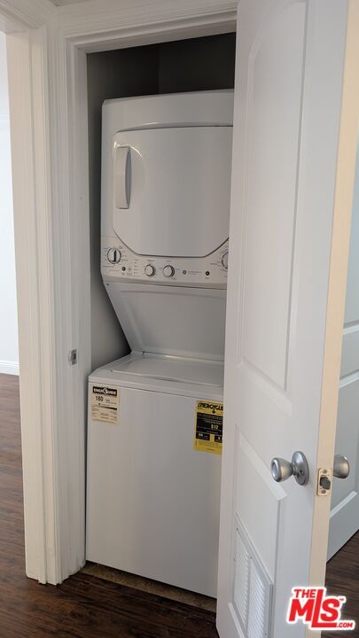 Interior, Utility Closets, Washer, Wood Texture Flooring