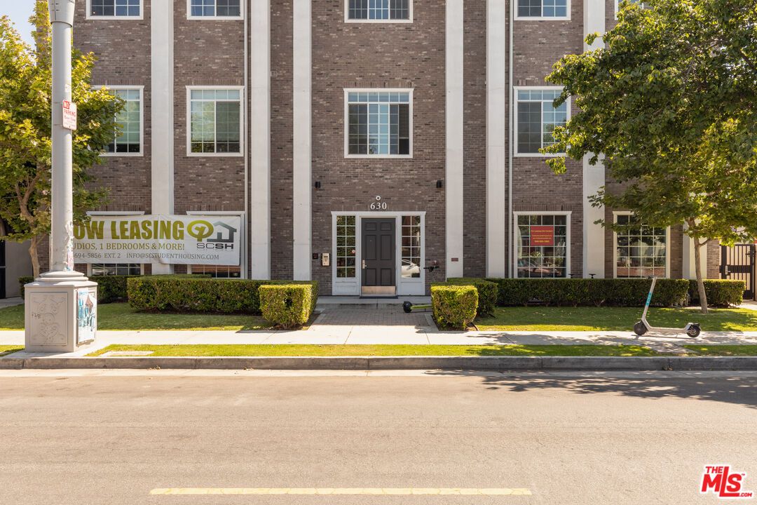 Exterior, Facade, Brick Facade, Rowhouse