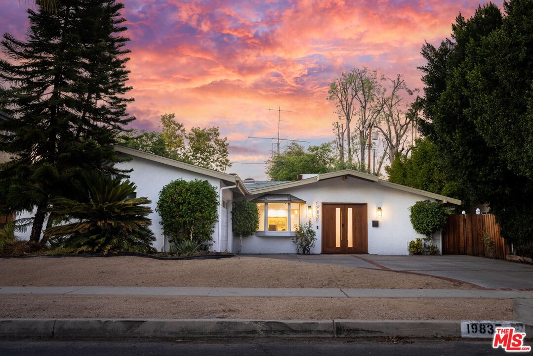 Exterior, Facade, Ranch