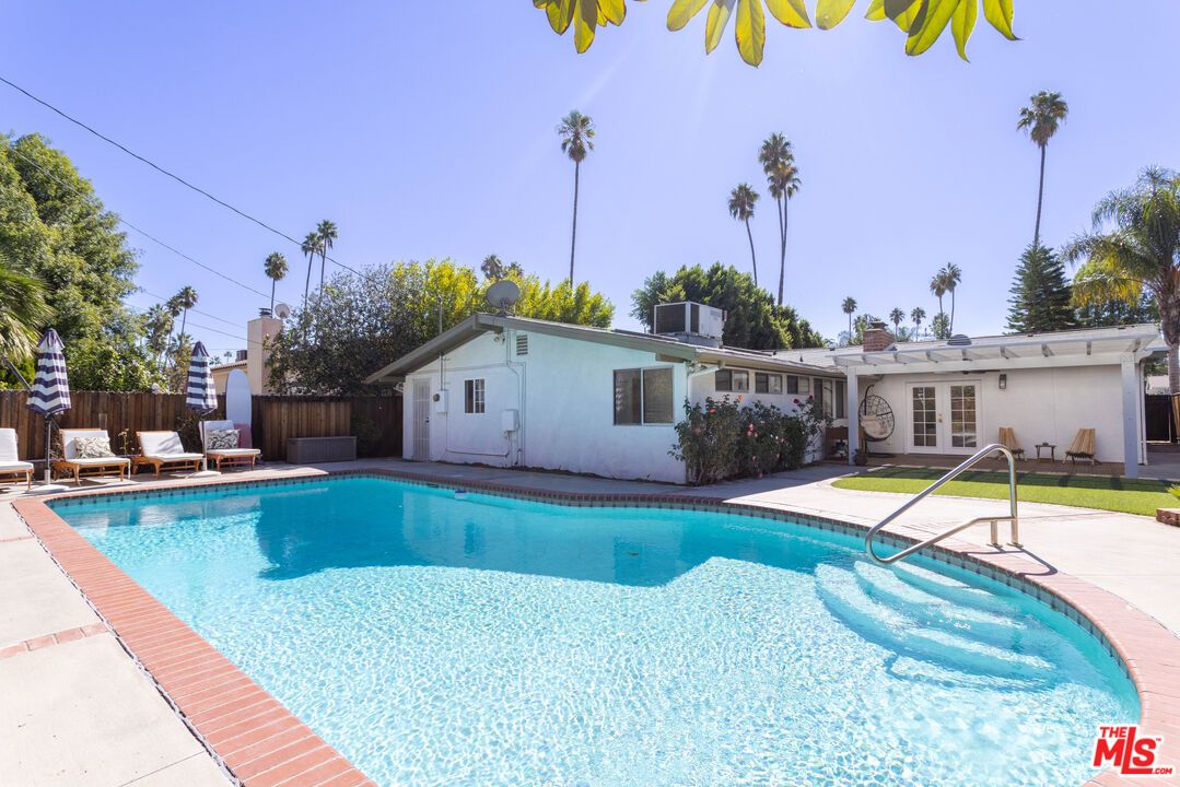 Exterior, Pool