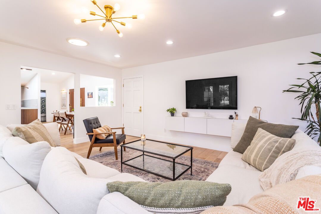 Dining room, Interior, Living room, Pendant Lights, Recessed Lighting, Wood Texture Flooring
