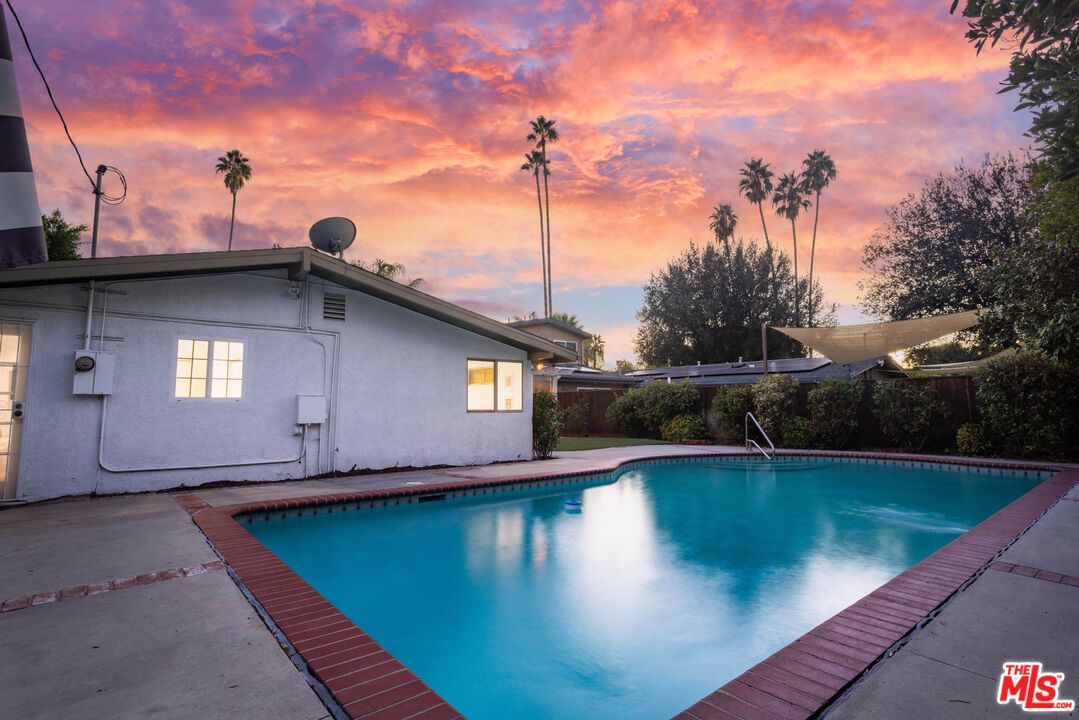 Exterior, Pool