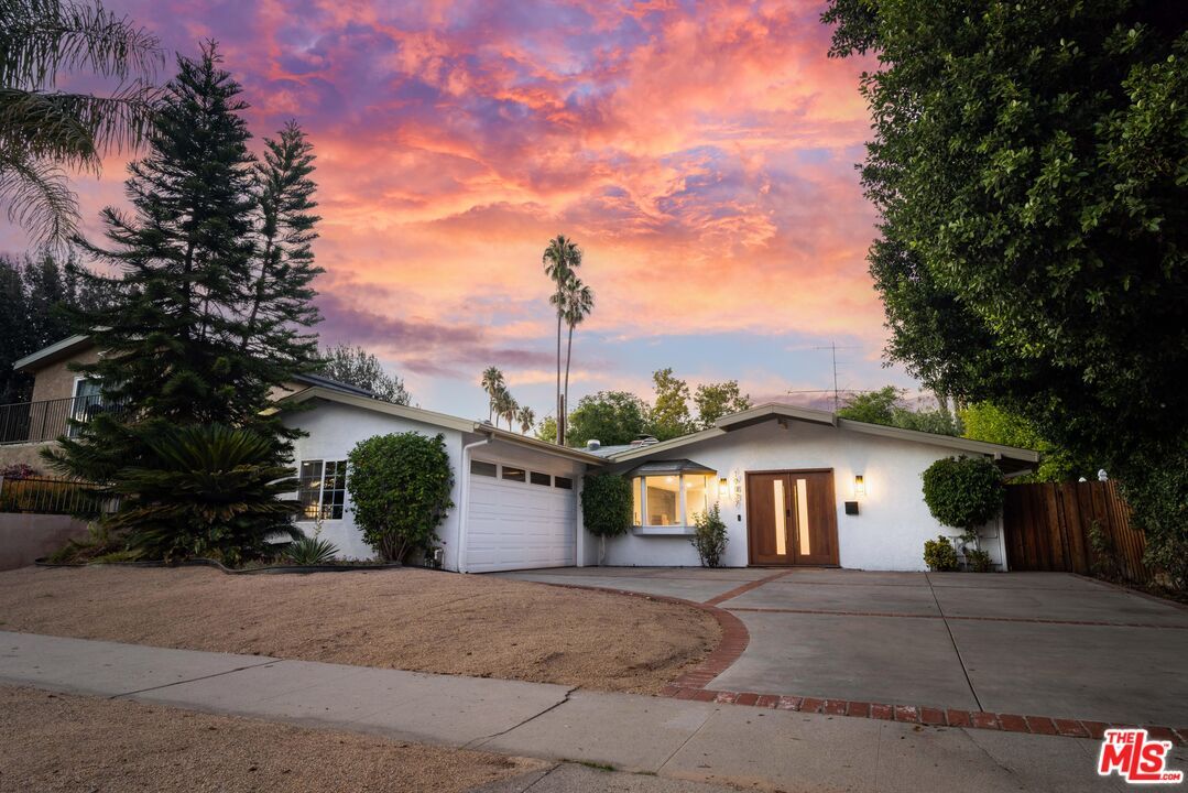 Attached, Exterior, Facade, Ranch