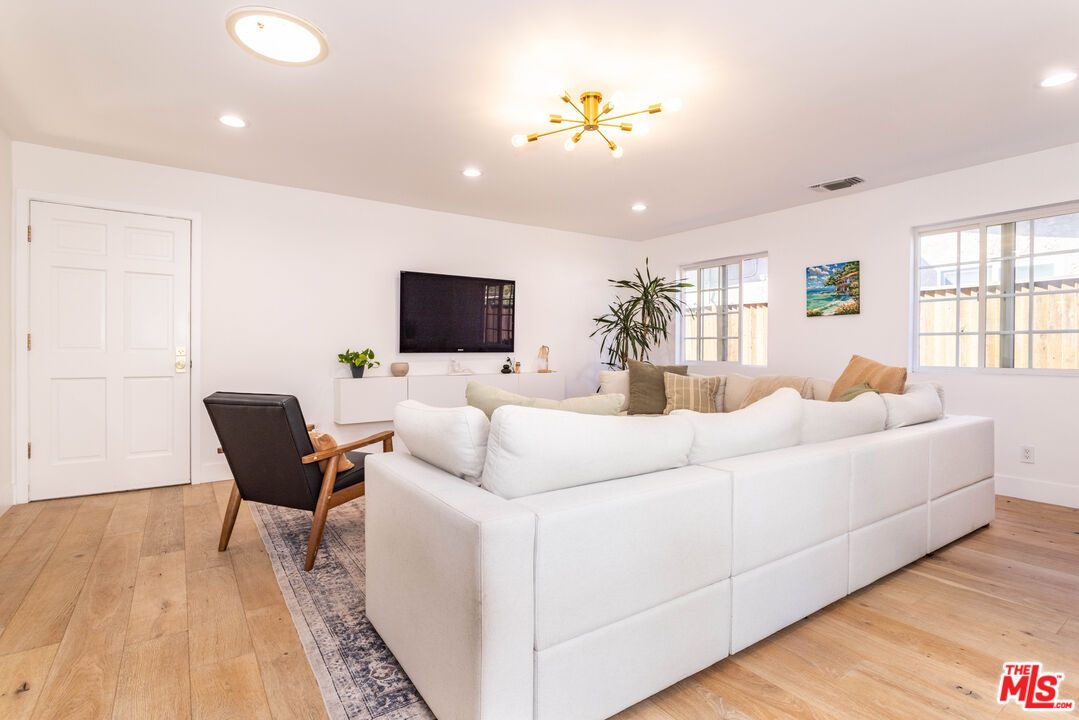 Interior, Living room, Pendant Lights, Recessed Lighting, Wood Texture Flooring