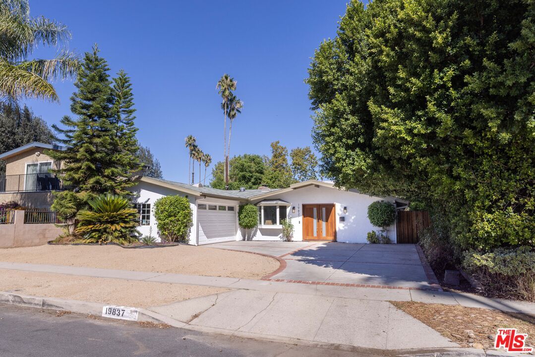 Attached, Exterior, Facade, Ranch