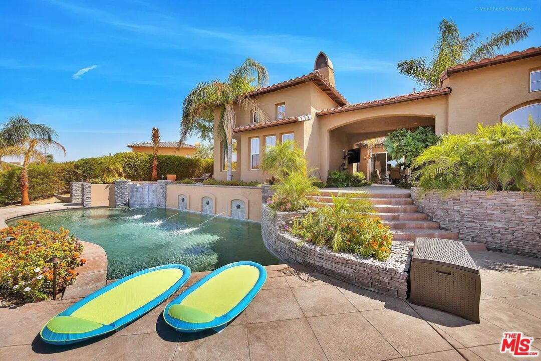 Exterior, Outdoor Kitchen, Pool