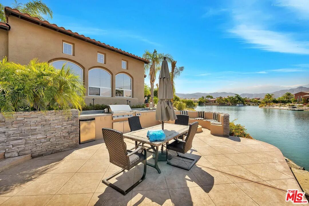 Exterior, Outdoor Kitchen, Water