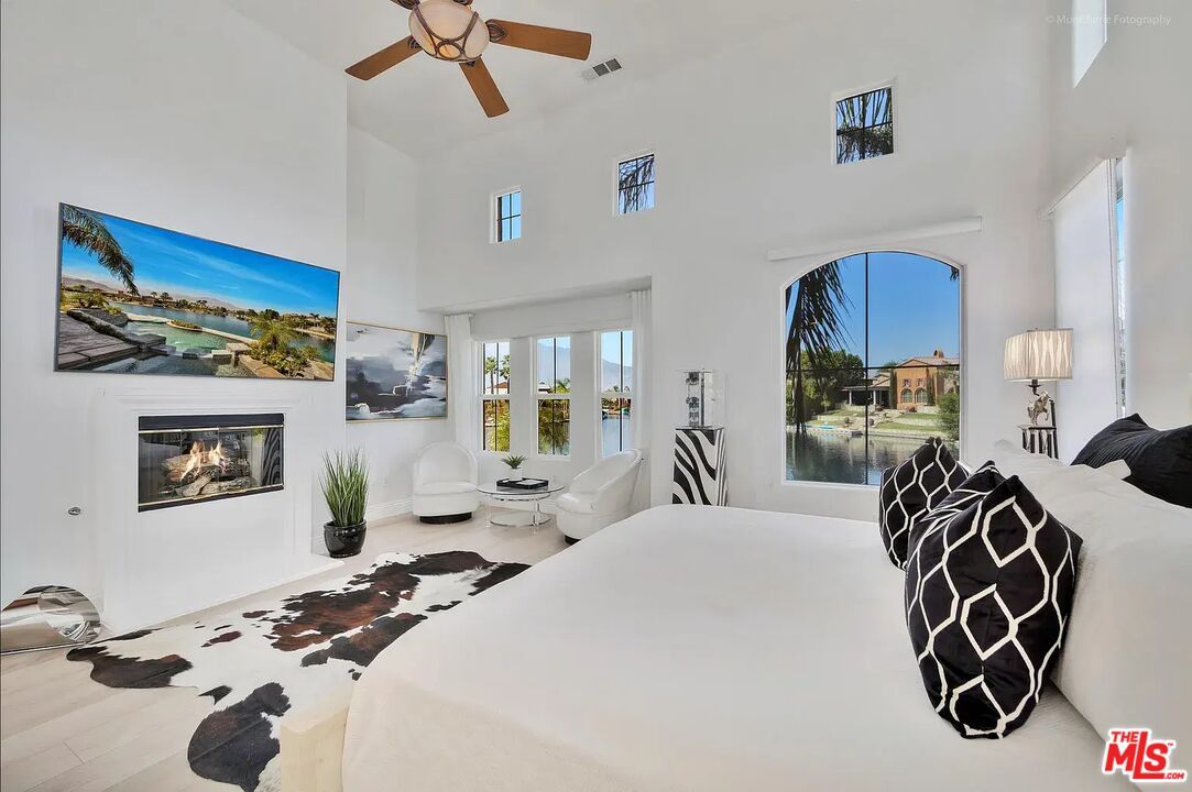 Bedroom, Dining room, Fireplace, Interior