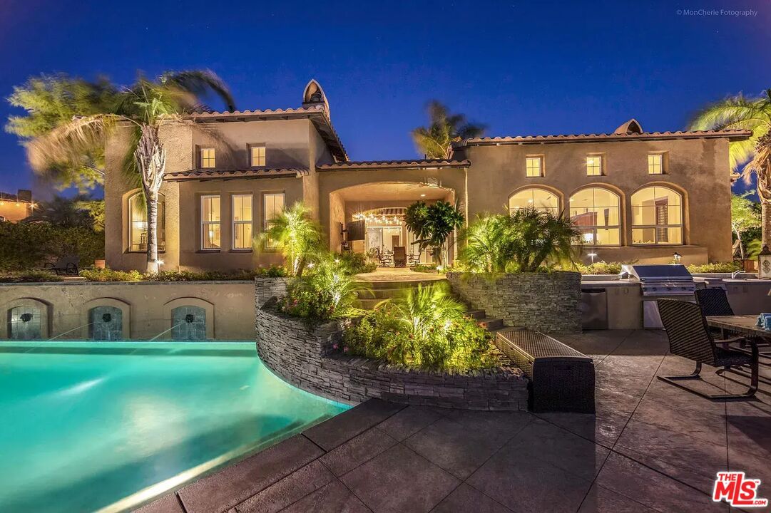 Exterior, Outdoor Kitchen, Pool