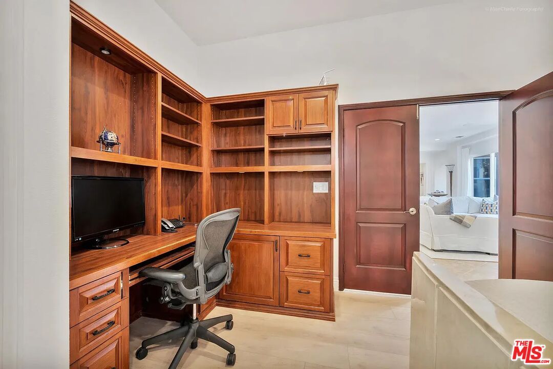 Home Office, Interior