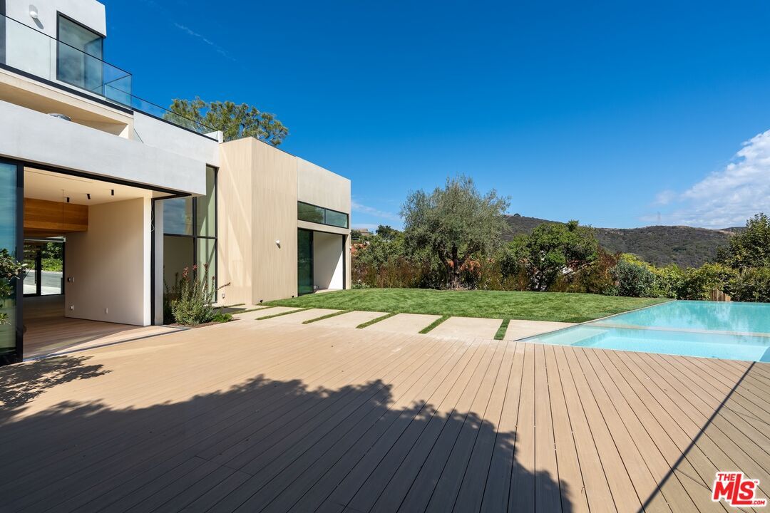 Backyard, Exterior, Facade, Pool, Modern