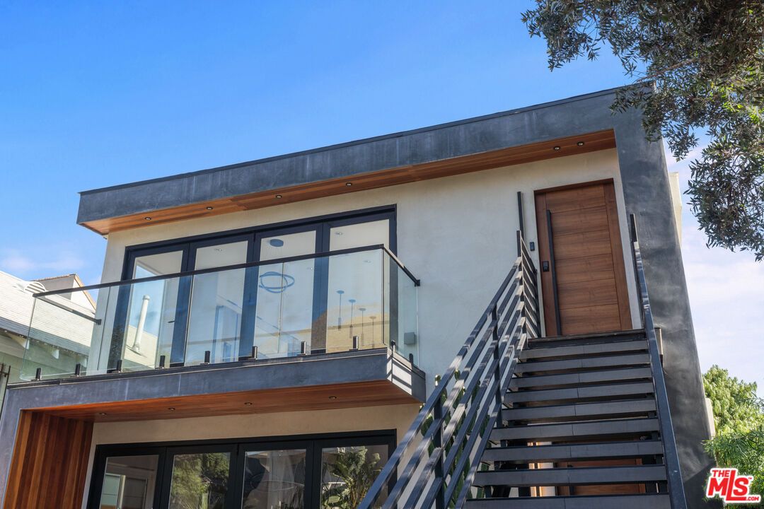 Exterior, Facade, Modern